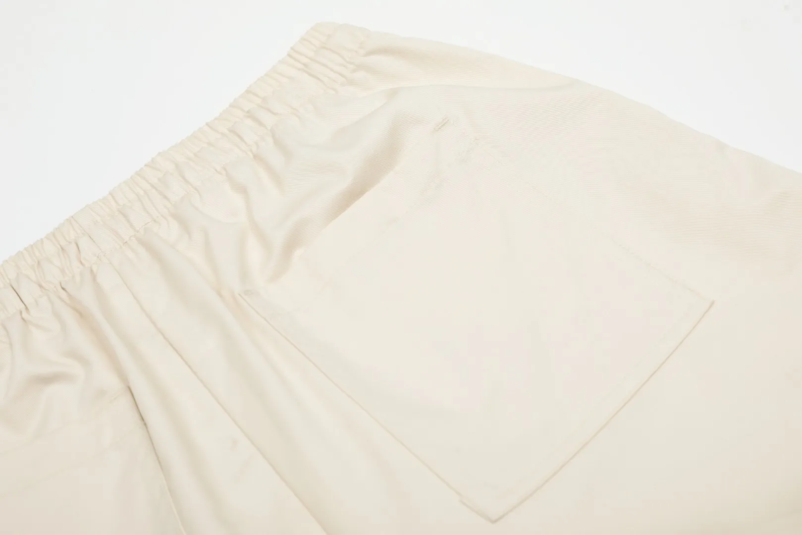 P166 💰 "Top quality" Style number: 1102# [Ralph Lauren Paul small label war horse basic classic shorts] ✅Ralph Lauren Ralph Lauren dopamine war horse small label outdoor shorts ✅Summer fresh, classic and versatile drawstring basic classic shorts ✅Lazy style must-have item The upper body has a fresh feeling ✅Nylon silk floss is smooth and soft, highly breathable and not stuffy ✅Specialized for platform live broadcast, wholesale entity, summer running volume ✅Simple and easy to match, light American style, super great ✅Standard for summer, small and sexy is YYDS, a must-have for petite girls. Size: S-L #Elastic waistline can be stretched. Color: Black, White, Light Blue, Off-white, Pink, Light Green, Khaki